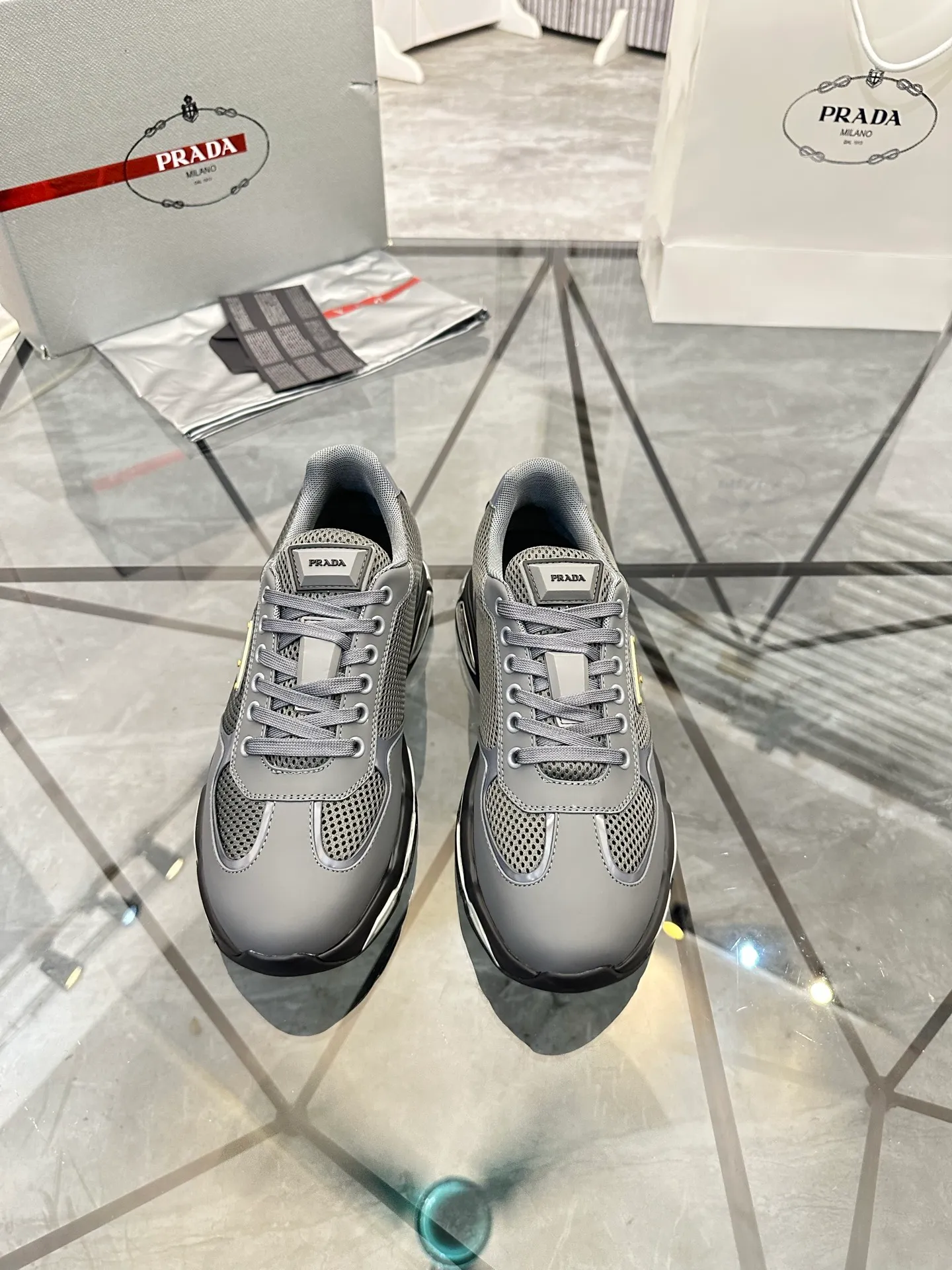 Men's shoes for sale 💰: 💰P660¥ High-end top quality Product trademark: Prada *"Prada*" low-top casual shoes Regular size: 38-45 (can be customized to 46) Product materials: Upper imported first-layer cowhide spliced ​​with original fabric, breathable lining, cowhide foot pads, original air cushion outsole. No.: 001